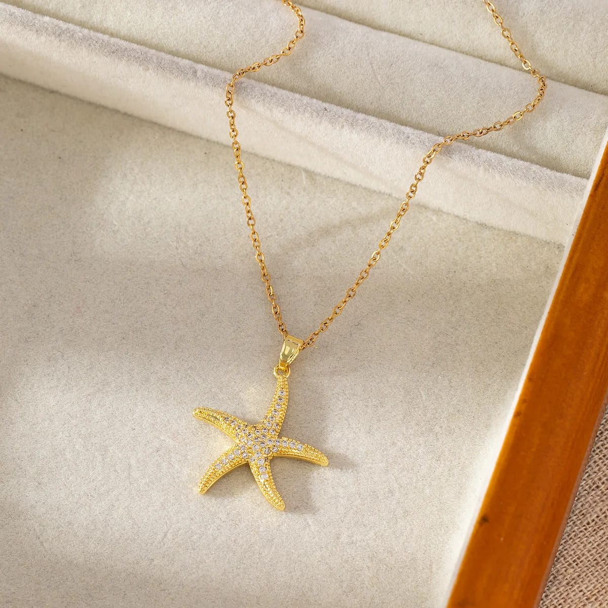 Elegant Starfish Crystal Necklace – Premium Gold & Silver Pendant for Women